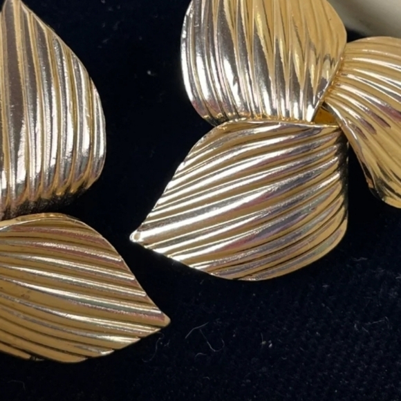 Sarah Coventry Trillium Flower Rib Lined Petals Clip On Earrings Gold Vintage!! - Picture 2 of 5